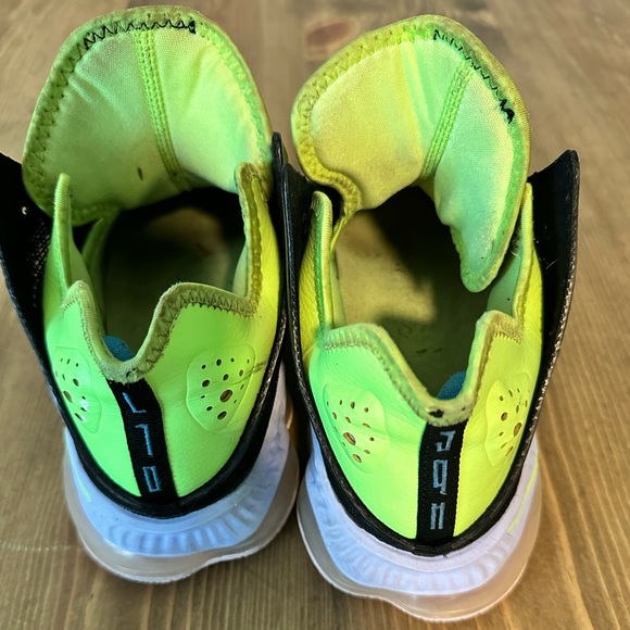 Nike LeBron 19 Low Basketball Shoes - Picture 5 of 9